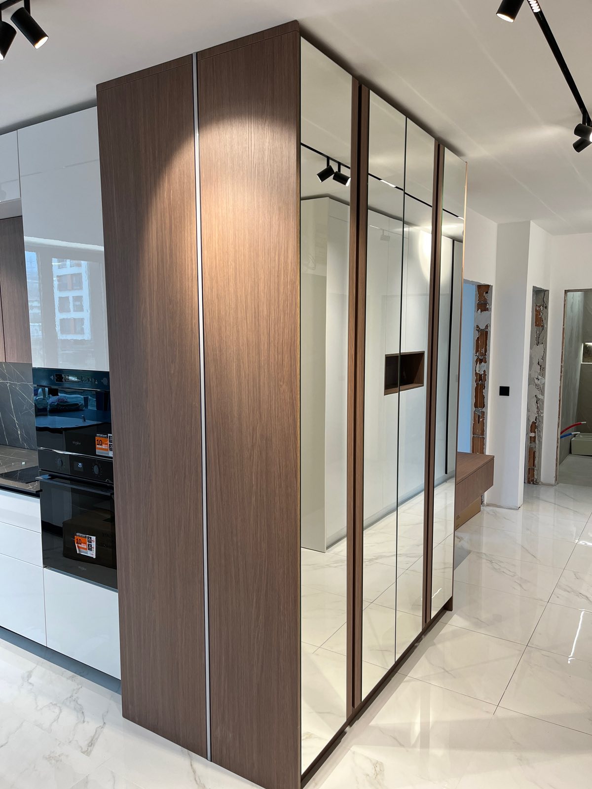 Усвоен коридор,преливащ в кухня