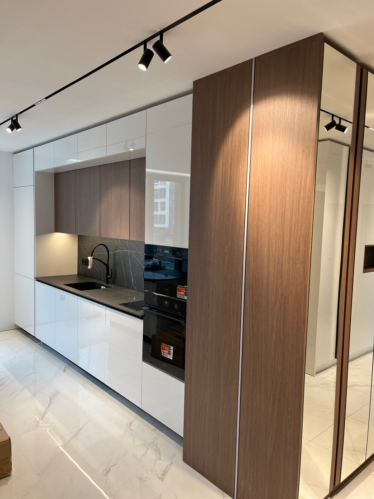 Усвоен коридор,преливащ в кухня