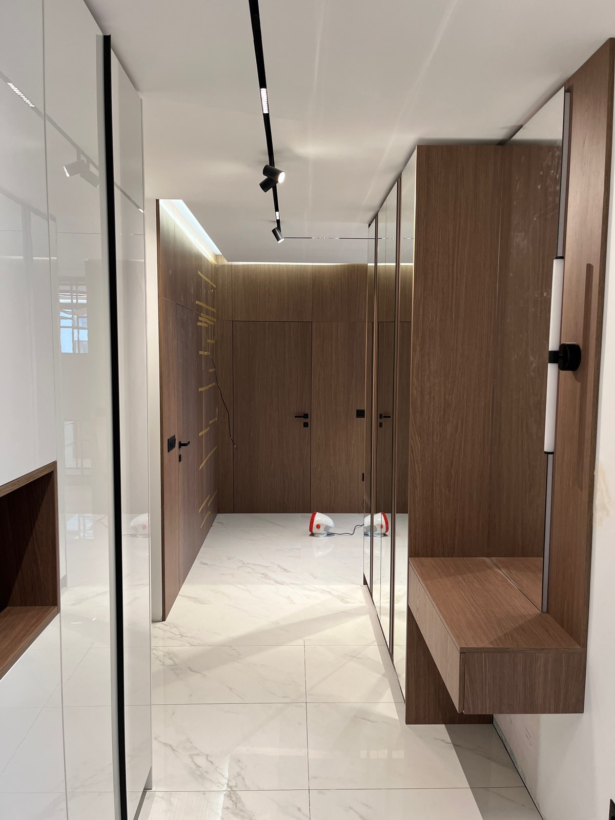 Усвоен коридор,преливащ в кухня