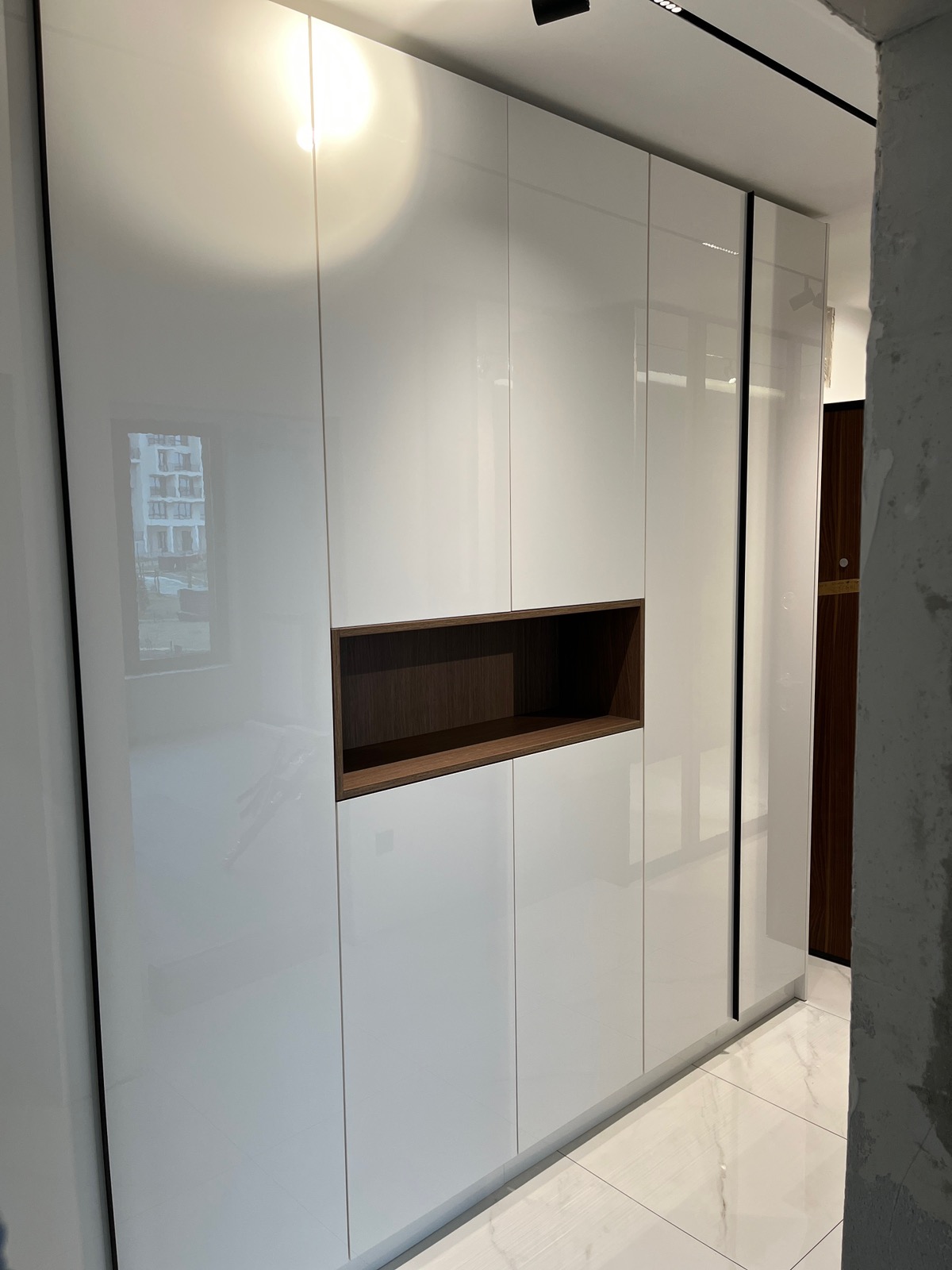 Усвоен коридор,преливащ в кухня